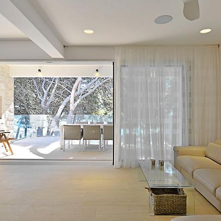 Chiponsky One - 5 Star Beachfront Property Bol Esterno foto