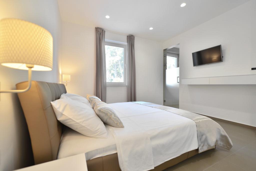 Chiponsky One - 5 Star Beachfront Property Bol Esterno foto